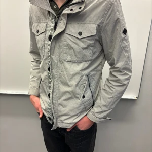 J.lindeberg jacka  - Jag säljer denna snygga j.lindeberg jackan. Storleken på denna är L. Jackan är i bra skick 9,5/10!