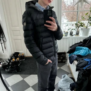 Colmar jacka  - Ritkigt snygg colmar jacka perfekt nu under vintern❄️ passar runt 164.  fint skick utom ett lite hål på ärmen(se bild)  Modellen på bilden är 173💫 Skriv vid frågor eller funderingar🌟