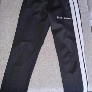 Palm Angels byxor  - Storlek S tveka inte på att höra av er. Har kvitto 