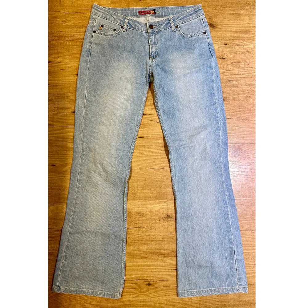 Vintage Y2K-jeans med låg midja. Innerben: 80cm Midja (rakt över): 40cm. Jeans & Byxor.
