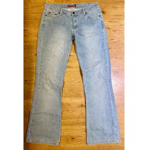 Vintage Y2K-jeans med låg midja. Innerben: 80cm Midja (rakt över): 40cm