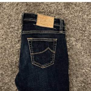 Säljer ett väldigt fint par Jacob Cohen jeans. Byxorna är i toppskick. Nypris ≈ 5000kr. Jag säljer för 950