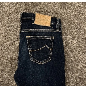 Jacob Cohen - Säljer ett väldigt fint par Jacob Cohen jeans. Byxorna är i toppskick. Nypris ≈ 5000kr. Jag säljer för 950