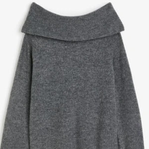 Stickad Off shoulder tröja - Säljer denna jättefina gråa stickade och shoulder tröja från Hm. Aldrig används. Kontakta för med info och bilder💓.