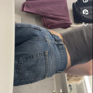 Levi’s 559 - Super snygga levis jeans som tyvärr inte kommer till användning! För långa på mig (ca 162) men går att vika eller ta upp. Används skick men super fina. Katt och kanin finns i hemmet ❤️