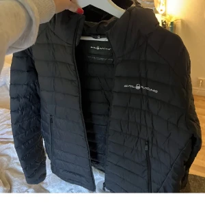 Sail racing jacka  - Super fin sail racing jacka i super fint skick💞 storlek 170 men sitter som en xs-s, nypris 2299kr o säljer för 500kr💞kom privat för fler bilder