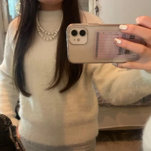 Vit stickad tröja - jätte fin och mjuk stockad tröja, liknar & other stories tröjan väldigt mycket. Matrialet sticks inte, tröjan har inga defekter. Den är som ny.