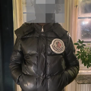 Moncler jacka Herr - BUD!!! Storlek M  Äkta med Qr kod, ärvt vidare den därför finns ingen kvitto. Passar även någon med en storlek större för passande vinter jacka. Två små hål som ej syns drf Kan Pris kan diskuteras då vi kan gå ner. 