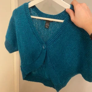 Glittrig bolero - En shimmrig/ glittriga super fin blå bolero. Jätte snygg!