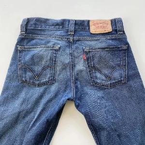 Levis jeans - Jätte fina blåa Levis jeans Ungefär 30 i waist Passar någon som är ungefär 165