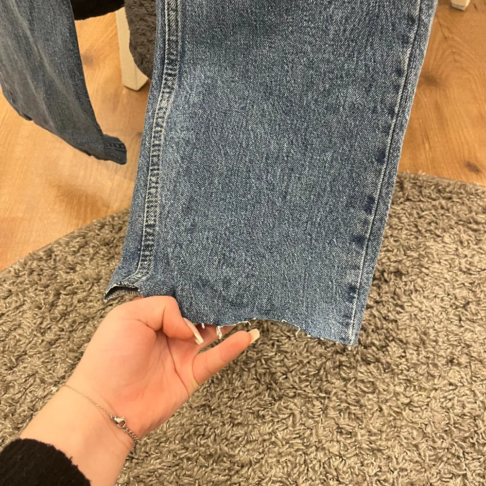 Fina jeans från Gina tricot, dom är i storlek 36 men är avklippta eftersom dom va för långa på mig. Jag är 163 och sitter på bra mig. Jeans & Byxor.
