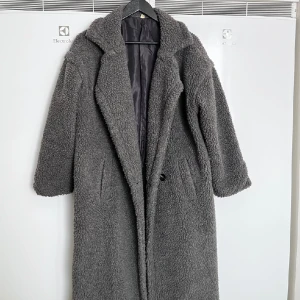 teddy jacka  - använt några få gånger. Funkar jätte bra både till vintern och hösten. 