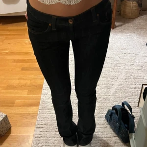 Tiger of Sweden jeans - Fina Tiger of Sweden jeans💞 säljer pga att de inte kommer till användning. De är lite bootcut och lågmidjade. Midjemått: 34 cm rakt över. Innerben: 80 cm