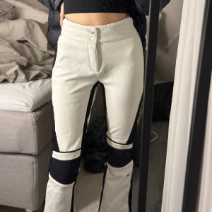 Bootcut Skidbyxor - Skidbyxor från 8848, nypris 2500 på hemsida. Utsvängda i benen längst ner med dragkedja. Använd väldigt få gånger så i bra skick. 🤍