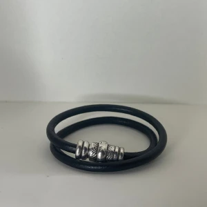 Läderarmband med silver-lås - Oanvänt skick 5/5 Nypris: 499kr Onesize