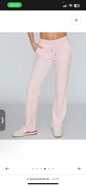 Juicy byxa - Säljer mina fina rosa juicybyxor i storlek xs. Inte använda alls mycket. Saknas bara en metallbit på ena snöret. Köptes för 1200kr men säljer för 700kr☺️pris kan diskuteras privat