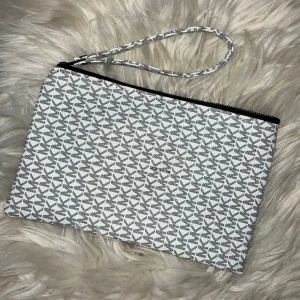 MK handväska - Aldrig använd, helt ny. Pris kan gå att ändra.