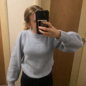 Stickad tröja  - Jättefin blå stickad tröja med puffärmar i storlek S🩵