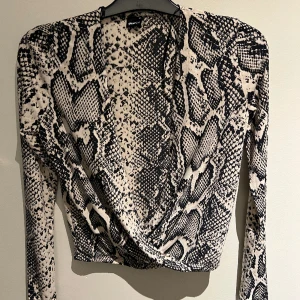 Topp - Topp från Gina Tricot i strl XS. Använd några gånger. 