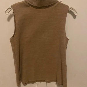 Stickad väst med polo - Fin stickad tröja med polo