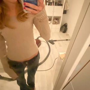 Beige tröja - En beige of-shoulder tröja. Den är strechig