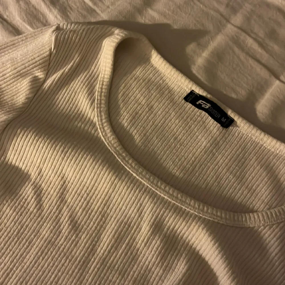 Säljer denna jättefina stickade långärmade vita tröjan från new yourker, säljer för att hittar ingen andvändning till den nu. Andvänd ett få tal angånger.🤍. Stickat.