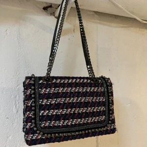 Handväska ifrån Zara - Handväska ifrån Zara i fick skick. 