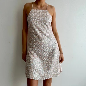 Backless paljettklänning  - Den perfekta nyårsklänningen!! Inga defekter. För billigare frakt, köp via min hemsida länkad i bion🎀 