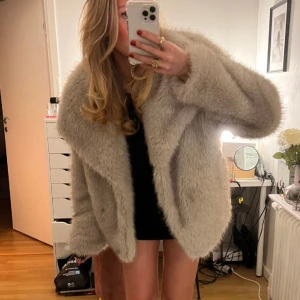 Pälsjacka zara  - Intressekoll på min pälsjacka från zara storlek L, ny utan prislapp. Köpt för 1295