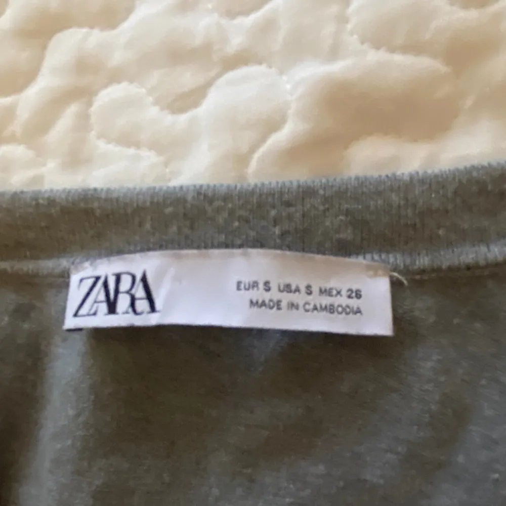 Superfin stickad Zara tröja med V-ringning. Inga defekter, säljer för att den inte kommer till användning 💕. Yläosat.