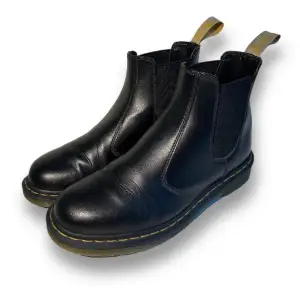 Dr. Martens chelsea boots i storlek 45. Lite creasing annars bra skick. Skriv för fler bilder och frågor!