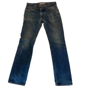 Säljer ett par väldigt fina Levis jeans 511  Okänd storlek men uppskattar storleken till 30/32