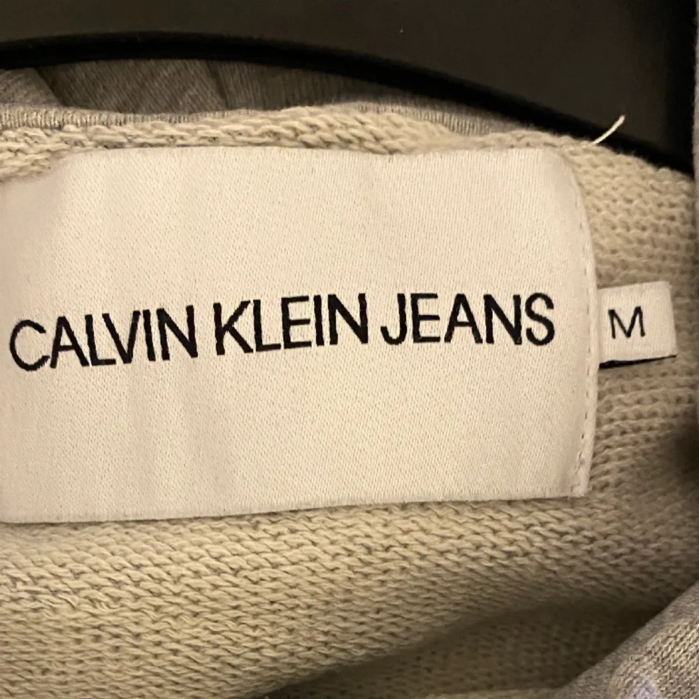 Snygg Calvin Klein hoodie som jag har växt ur. Den är i storlek M och sann till storlek . Hoodien är i ett bra skick . Köparen står för frakten💌. Hoodies.