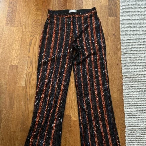 Paljett byxor  - Najs till nyår och jul! Storlek s! Andra bilden är lånad
