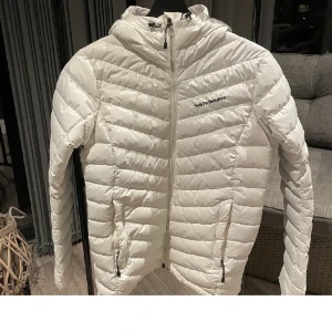 Peak perormance jacka - Väldigt fint skcik! Köptes för 2200 