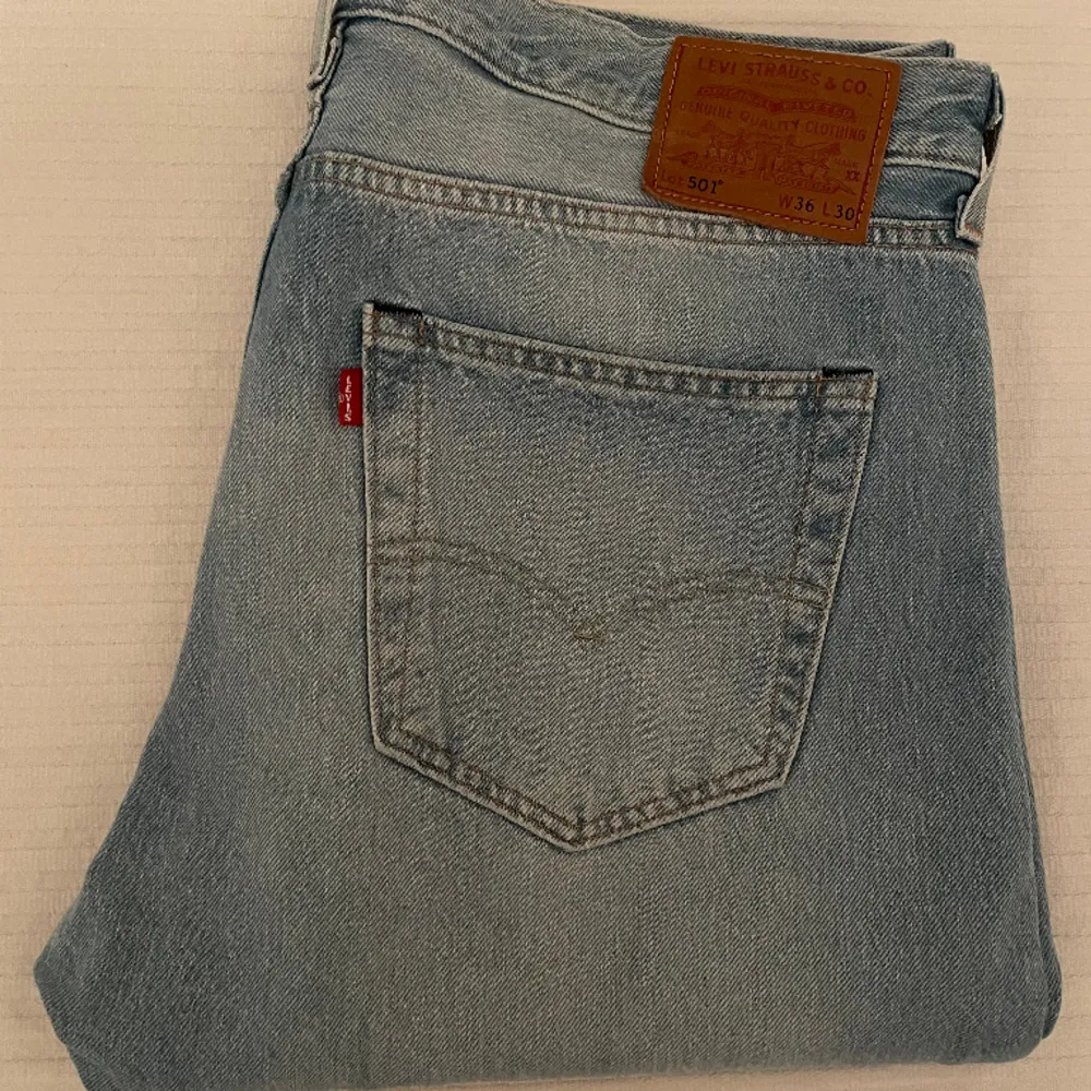 Levi's 501 Jeans Skick: 8,5 Pris: 150 Längd: 30 tum Midja: 36 tum. Jeans & Byxor.