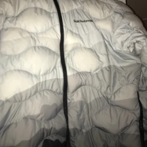 Peak jacket - Peak jacka  Köpt 1 årsedan används knappt  Clean vår jacka att ha 