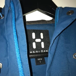 Haglöfs  - Blå haglöfs jacka  Fick som present men använder inte haglöfs eller någonsin gjort  Hör av dig om du e intress