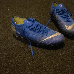Nike mercurial - säljer nu dessa väldigt sällsynta Nike mercurial, inte använda så mycket men ser lite smutsiga ut på bilden bara 