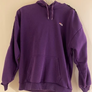 Hoodie  - Mörklila hoodie från Fila! Har bara testats på så den är i ett bra skick. Har fila över armen(se bild) Säljer för 400kr + frakt 