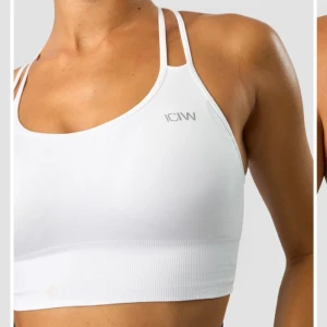i can i will sport bh - en vit sport bh från i can i will. texten är lite borta.
