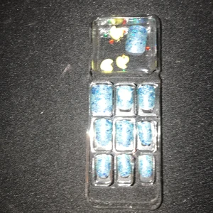 Lösnaglar  - Blå vinter naglar med glitter ingår fil och rengörepads + dekorationer mini ankor och nagel kristaller.