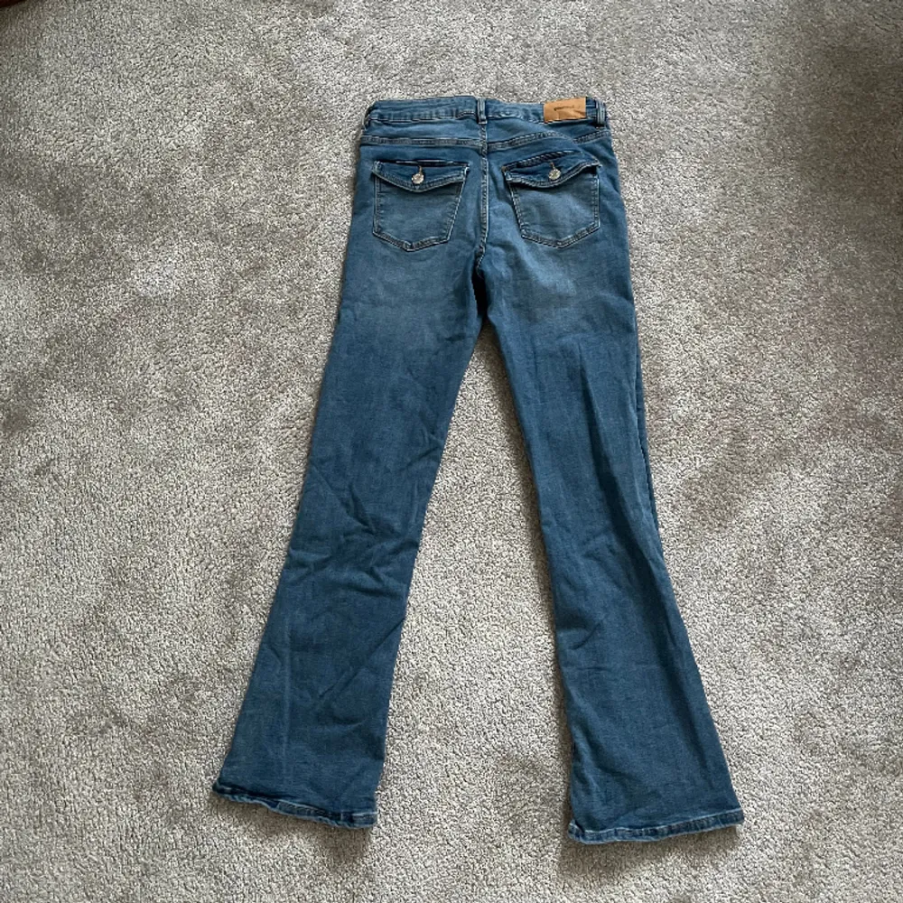 Säljer mina SÅÅÅ snygga Low waist bootcut jeans från gina young med super snygga fickor. Säljer dem pågrund av att dem är för små tyvärr! Passar 32-34 också. . Jeans & Byxor.