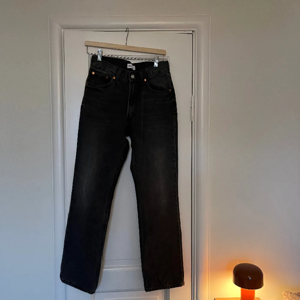 Knappt använda gråa jeans från zara. Säljer för lite för stora på mig.. Jeans & Byxor.