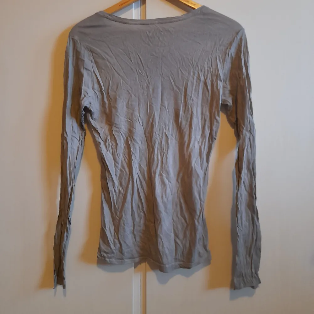 Säljer denna jättefina tröja eftersom den är för liten i ärmarna. Lite urtvättad men jätteskön och i fint skick!. T-shirts.