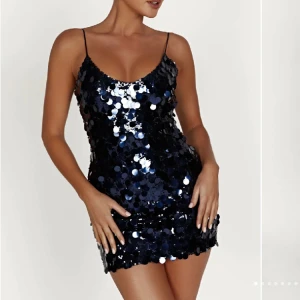 Meshki klänning - Otrolig klänning från meshki som tyvärr är något för kort för min smak som är 176. Min drömklänning nu till nyår! Helt ny med prislapp kvar. Betalade runt 1500 för den totalt med fraktkostnader.