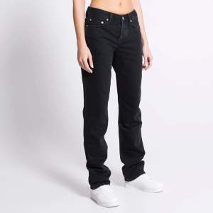 Säljer mina svarta lågmidjade ”icon” jeans från Lager 157 i strl XS. Har endast använts ett fåtal gånger💕Skriv gärna ifall ni har frågor, prisförslag eller fler bilder🫶