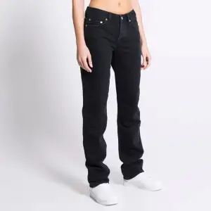 Säljer mina svarta lågmidjade ”icon” jeans från Lager 157 i strl XS. Har endast använts ett fåtal gånger💕Skriv gärna ifall ni har frågor, prisförslag eller fler bilder🫶