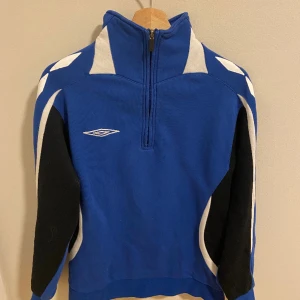 Grön hoodie - !!Allting tvättas innan de skickas iväg!! En fin blå svart hoodie som är fyndad på secondhand, kom privat ifall du vill veta måtten🩷🩷