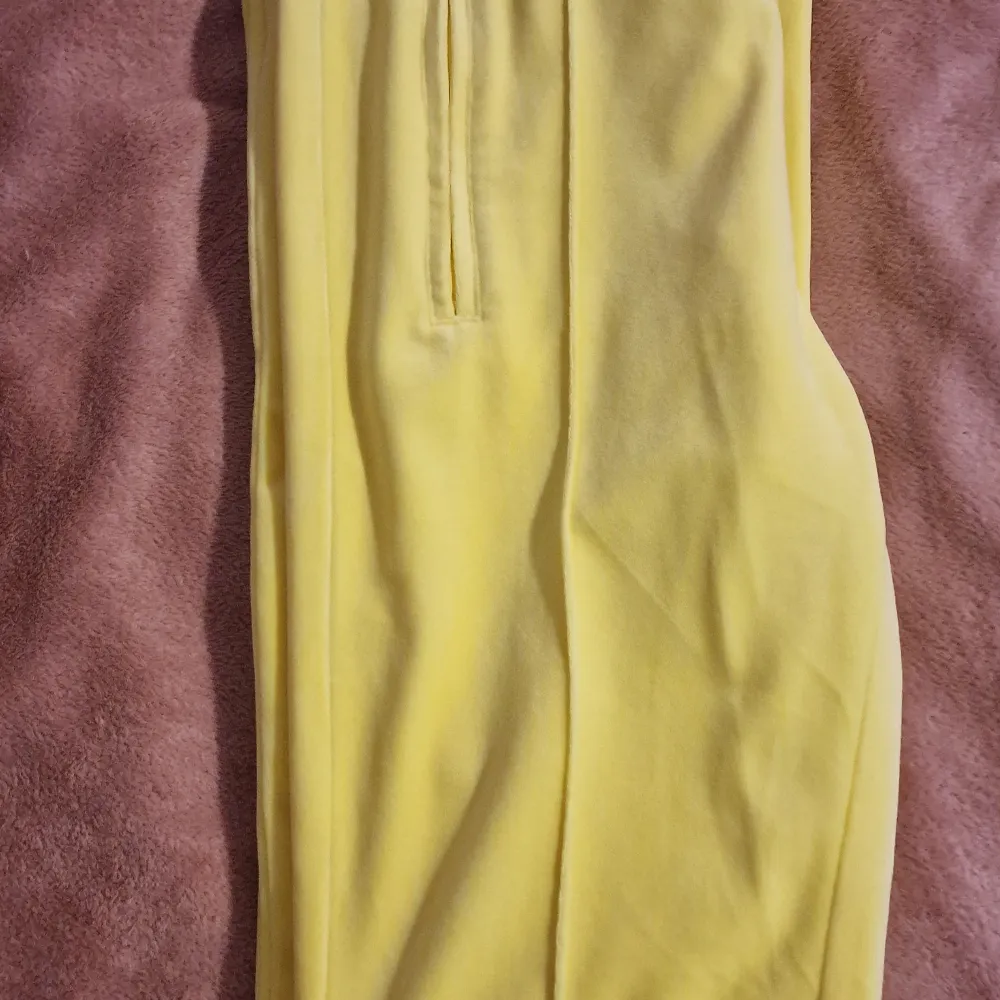 Endast testade Juicy byxor i en härlig gul färg. . Jeans & Byxor.